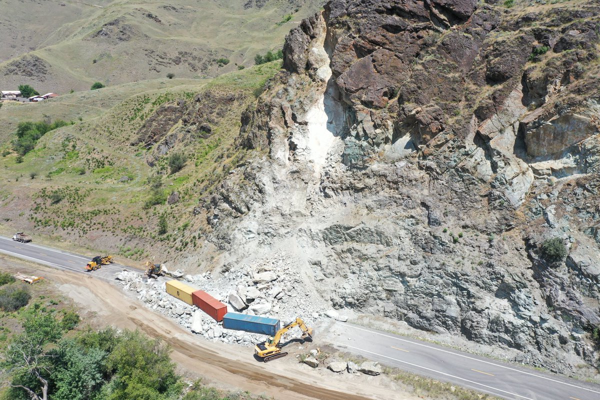 ricard_oliveras's tweet image. Mesures de contenció provisionals en una esllavissada. Els contenidors marítims no funcionen. Quina temeritat. #RiscosGeològics #Rockslide US-95 Riggins 📷@zachlifton