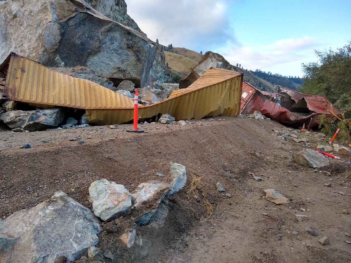 ricard_oliveras's tweet image. Mesures de contenció provisionals en una esllavissada. Els contenidors marítims no funcionen. Quina temeritat. #RiscosGeològics #Rockslide US-95 Riggins 📷@zachlifton
