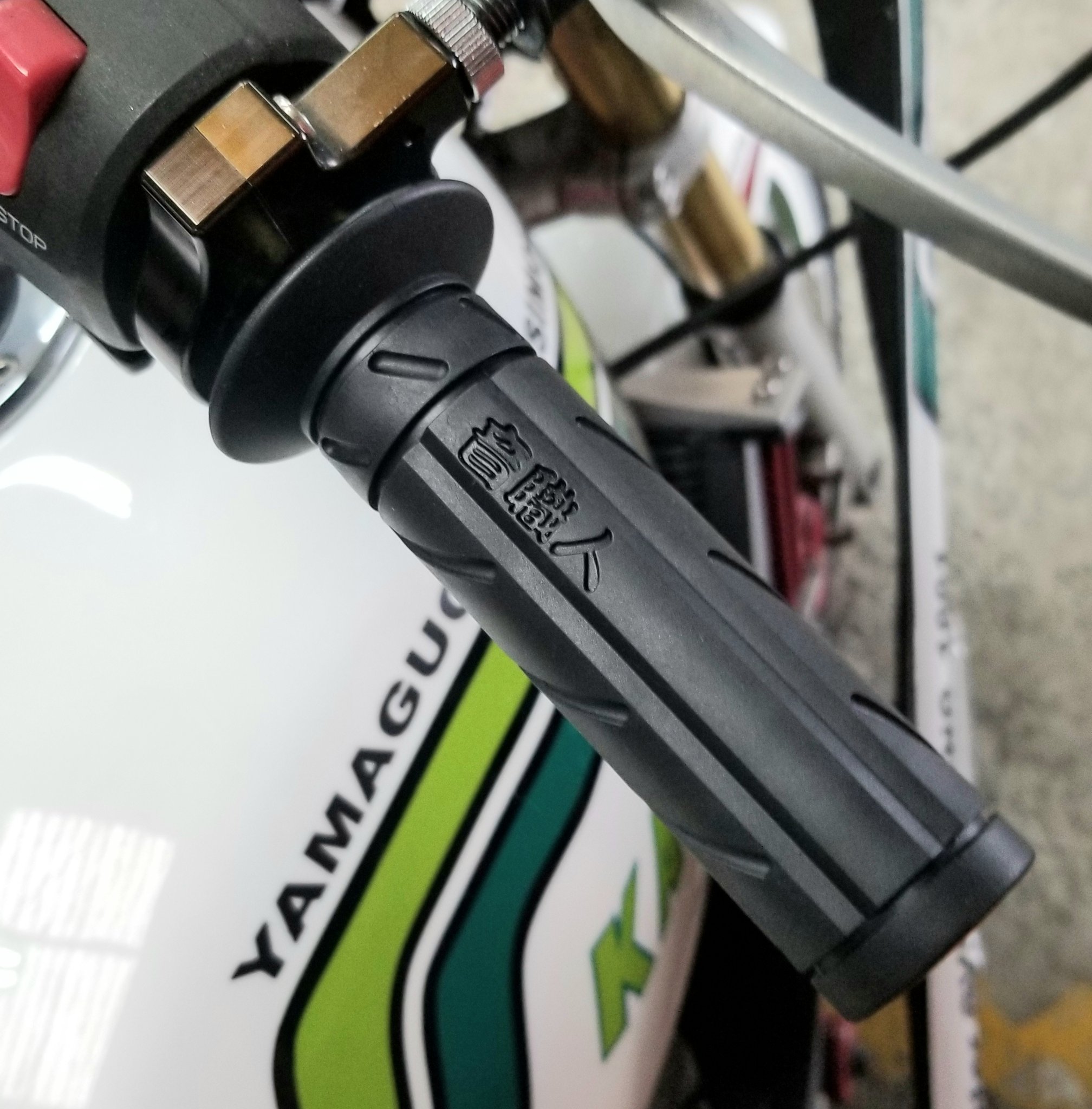 84グリップ 黒 ハチヨングリップ ヤッシー コール 音職人