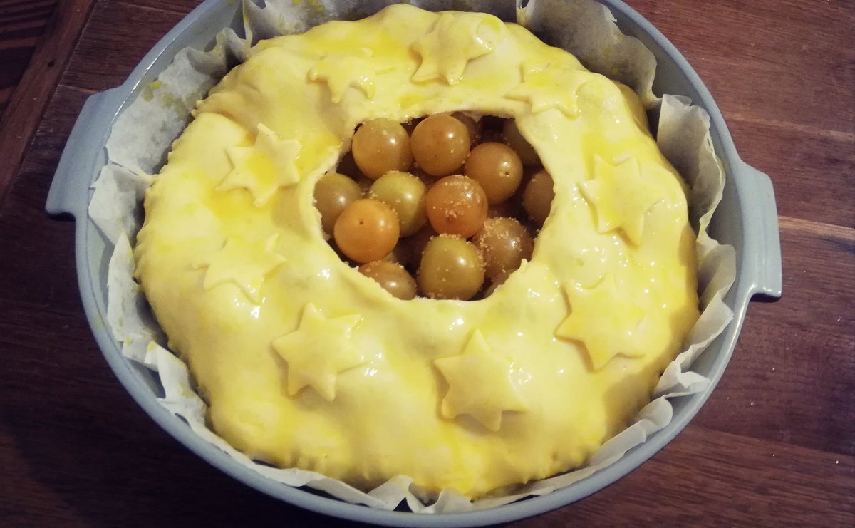 LaureHanLG's tweet photo. 🍰⭐👩🏾🍳 > Avec les prunes glanées, rien de tel qu'un petit retour en pays andégave (dans l'idée, hein !), avé notre spécialité cuculinaire, défiant toute concurrence dans le genre recette de feignasse ! 😏
Un must ! 👌🏾😋 Bonne ap'!
#PâtéAuxPrunes #49Reprez #TeamAngers 💚 https://t.co/PAK1a8WqgP