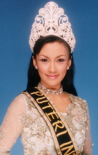 Kemon lanjut ke tahun 2002, pemenang kali ini jatuh ke Uni cantik dari Tanah Minang untuk pertama kalinya, yashhh Melanie Putria. Sayangnya Uni Melanie juga gak dikirim ke Miss Universe, padahal cangtip banget hadoh. Uni Melanie aktif sebagai public figure dan runners loh!
