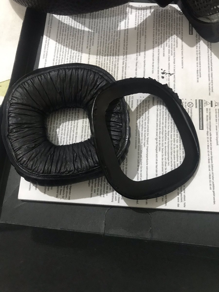 WithoutTheHood's tweet photo. @cromaretail  Purchased headphones form the chroma Store in Borivali .... Marshall Major II headphone. The ear support cushion just got separated from the base, it just tore from the base where it was tugged in. Have just used it a few time disappointing. Looking for a solution https://t.co/z1aRF8EF5z