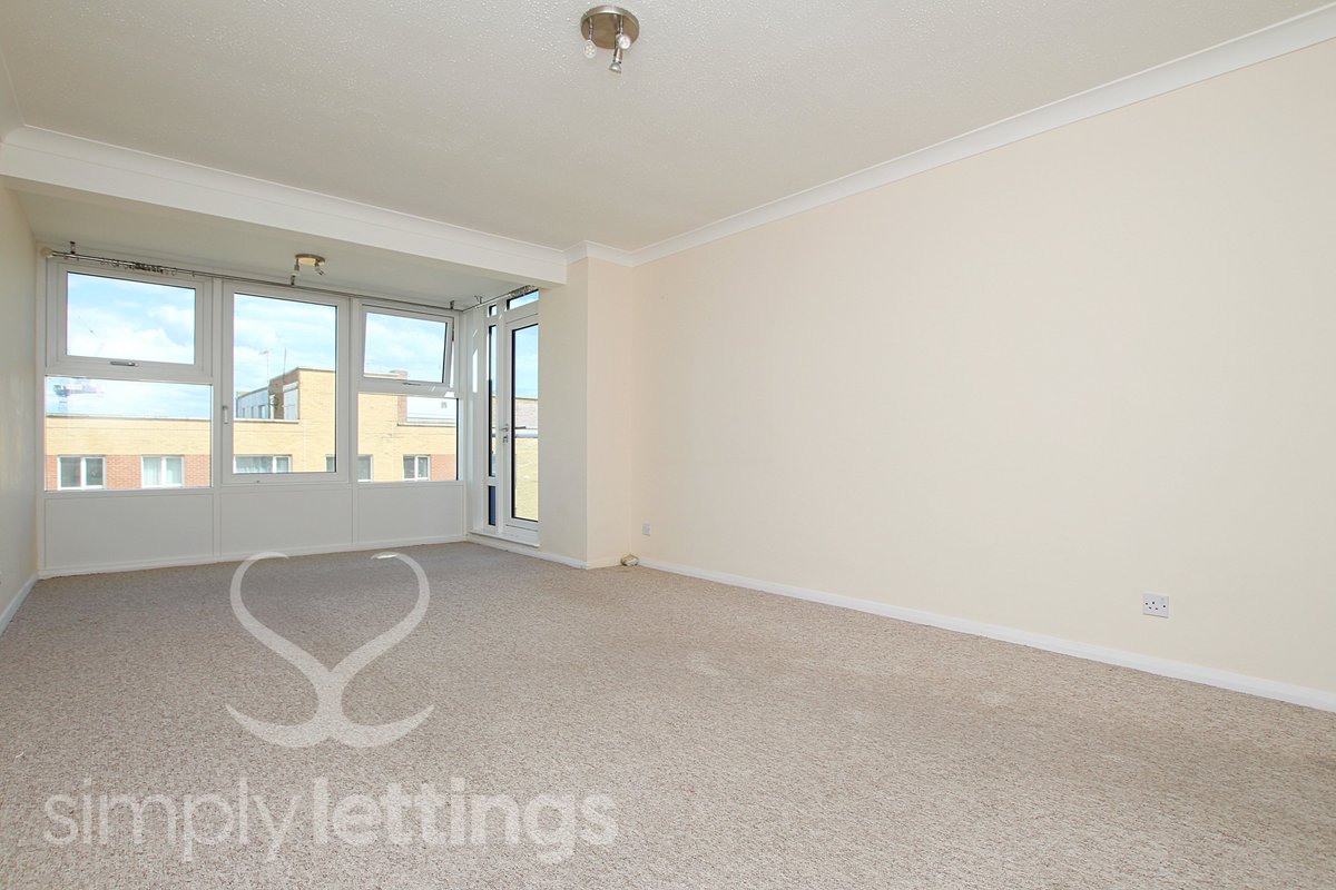 simplylett's tweet photo. #ToLet A top floor 2 bedroom balcony #apartment with allocated parking space! Located on #Hove Seafront - £1250PCM! VIDEO TOUR: https://t.co/p4Jx9CL06e PROPERTY DETAILS: https://t.co/IqSATFQe4q Call 01273 729 000 to view! #Lettings #Property #Brighton #SimplyLettings https://t.co/CXD4ybSESr