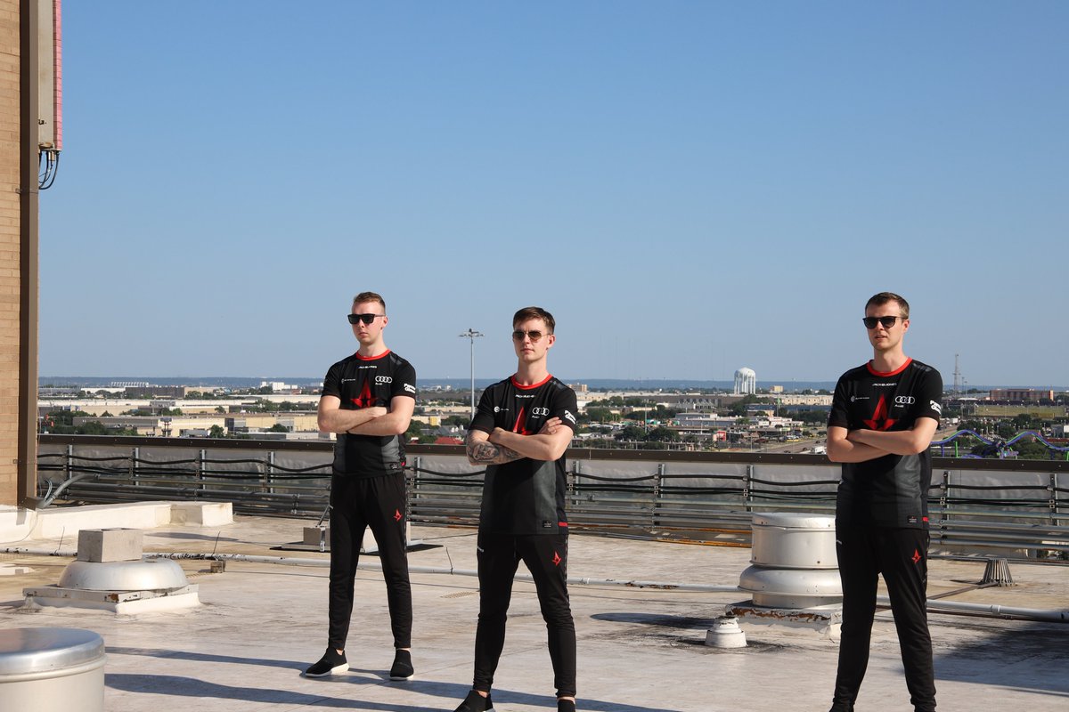 AstralisCS's tweet photo. When you and your friends, finally gets out of silver rank.
#ToTheStars #Dallas2018 https://t.co/z9EYqGNbJH
