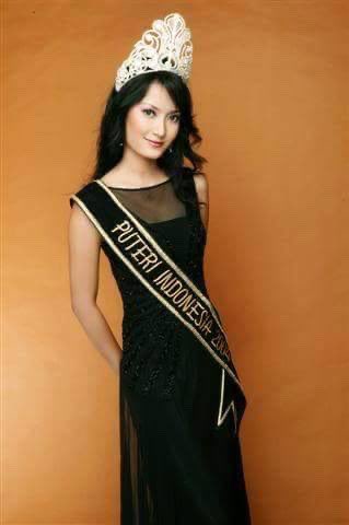 Tahun 2004, akhirnya Bangka Belitung memenangkan mahkota Puteri Indonesia pertamanya melalui Artika Sari Devi. Yang juga menjadi Puteri Indonesia pertama yang berhasil menembus babak semifinal di Miss Universe 2005. Look at her faceeee. YASH OUR QWEEN, LEGEND
