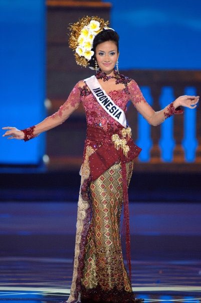 Tahun 2004, akhirnya Bangka Belitung memenangkan mahkota Puteri Indonesia pertamanya melalui Artika Sari Devi. Yang juga menjadi Puteri Indonesia pertama yang berhasil menembus babak semifinal di Miss Universe 2005. Look at her faceeee. YASH OUR QWEEN, LEGEND