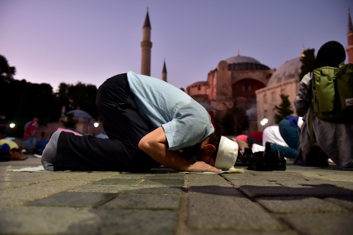 TurkiyeUrdu_'s tweet photo. آیا صوفیا کو مسجد بنانے کےاعلان کےبعد سےہزاروں ترک شہری اس کے باہر نمازیں ادا کر رہے ہیں
صدر رجب طیب ایردوان نے 24 جولائی کو جمعہ کی نماز کےساتھ اسے بطور مسجد کھولنے کا اعلان کیا ہے۔ مگر شہریوں نے از خود باہر نماز کی ادائیگی شروع کردی ہے۔ اس سے اندازہ ہوتا ہے کہ کس قدر انتظار تھا https://t.co/6n6HypON0p