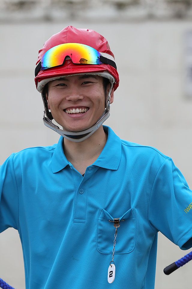 7月6日の2R、勝ったシュガーミーを出迎えたのは村上朝陽厩務員。そう 