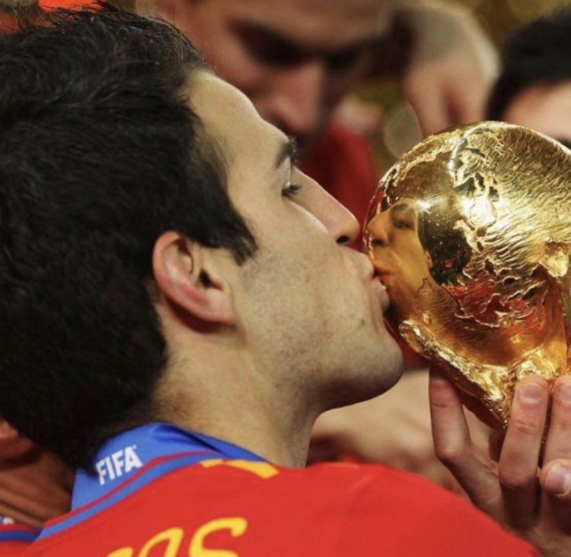 cesc4official's tweet photo. Hoy hace 10 años que conseguimos lo que muchos no nos hubiéramos imaginado jamás, ser campeones del MUNDO! Un país entero vibrando con una generación de jugadores que quedaría para la historia. 23 guerreros aportando su granito de arena y demostrando que SI, és posible. https://t.co/RVvo2j1yqs