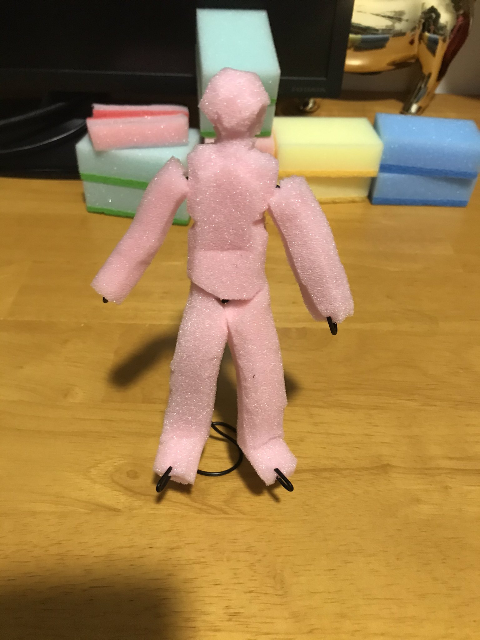 へてろ Auf Twitter 百均で作れる可動フィギュアの作り方 材料はスポンジと針金 あとボンドとハサミがあれば作れる 意外とめっちゃポーズ取れる へてろ Auf Twitter 百均で作れる可動フィギュアの作り方 材料はスポンジと針金 あとボンドとハサミがあれば作れる 意外とめっちゃポーズ取れる
