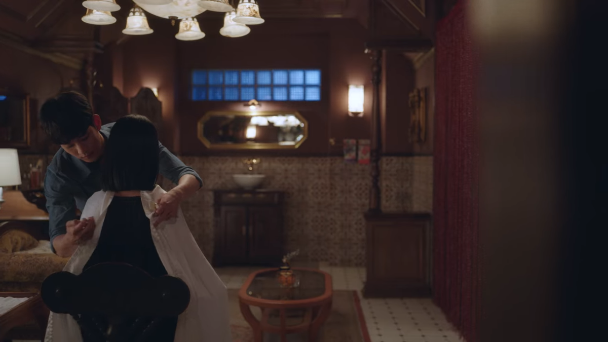 kdramadump's tweet photo. the meaning behind this scene is deep, he helped moonyoung cut off her leash, the one that has been holding on moonyoung, her problems, her burdens 🥺 HE HELPED HER CUT IT OFF
#ItsOkayToNotBeOkay 
#ItsOkayToNotBeOkayEP7 https://t.co/kiqLWYkCsm
