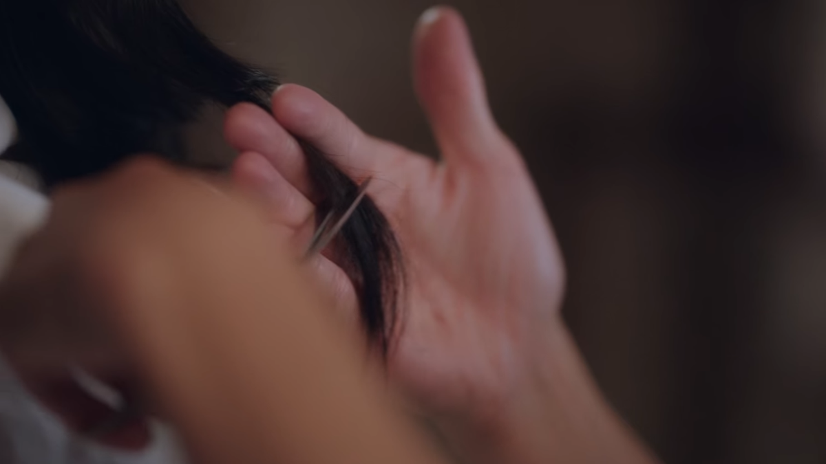 kdramadump's tweet photo. the meaning behind this scene is deep, he helped moonyoung cut off her leash, the one that has been holding on moonyoung, her problems, her burdens 🥺 HE HELPED HER CUT IT OFF
#ItsOkayToNotBeOkay 
#ItsOkayToNotBeOkayEP7 https://t.co/kiqLWYkCsm