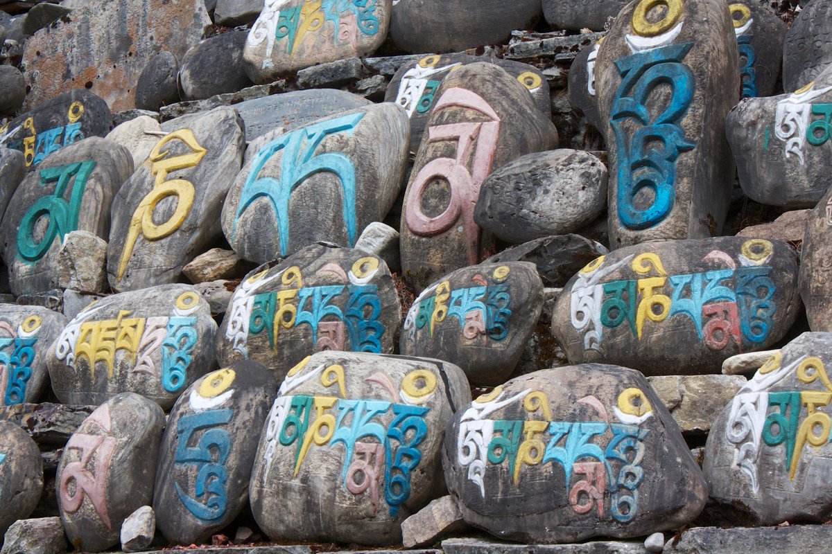 Far_Goods's tweet photo. Estas piedras grabadas con el #mantra más importante del budismo tibetano, se conocen como piedras #mani y están dispersas por todo el himalaya.

https://t.co/cNSI8pvo4z https://t.co/Vryo19rK8D