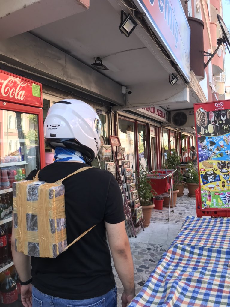 baseer711's tweet photo. Arkadaşıma gelirken dükkandan sigara getir misin dedim motorla geldiği için sırtına koli bandıyla çanta yapmış nasıl satayım ben o sigaraları şimdi😂😂 @benaslindayoum_ https://t.co/SNYhMn9ZYv