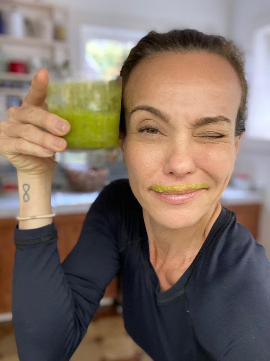 monteirosflavia's tweet photo. Vamos de suco verde pra um sábado cheio de energia. 😋 O de hoje levou couve, inhame, maçã e limão, mas sempre pode dar uma variada, de acordo com o que a gente tem na geladeira, né?
#sucoverde #sucodetox #sucofuncional #alimentacaoconsciente #comersaudavel #reeducaçaoalimentar https://t.co/pafVwyNJQd