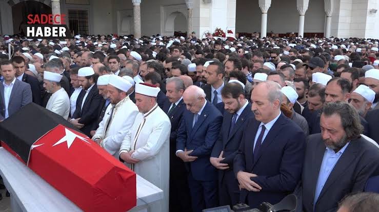 OzgurAltay_06's tweet photo. "ATATÜRK'E zerre muhabbeti olan ne ölüme ne dirime gelmesin" diyen yobaz fesli kadir ile dava arkadaşlığı yapanlara bizden #OyMoyYok , olamazda....... https://t.co/Vl3PNSiTzx