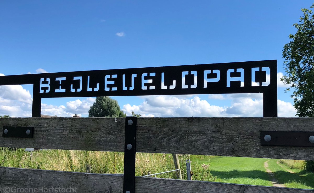 Groenehartstoc1's tweet photo. De #Bijleveld is een veenriviertje dat vroeger een heel belangrijke vaarroute was. Nu loopt er vanaf de #geerkade een #wandelroute langs richting #Wilnis. Onderweg moet je de #veldwetering oversteken met een #pontje. #GroeneHartstocht #Vinkeveen https://t.co/JyPc9MgX4A