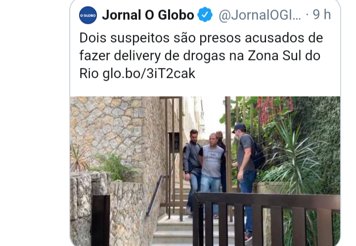 well_author's tweet photo. Negro na favela = traficante
Branco na Zona Sul = entregador gourmet de substâncias tóxicas

DELIVERY DE DROGAS https://t.co/85sm9XUWrN