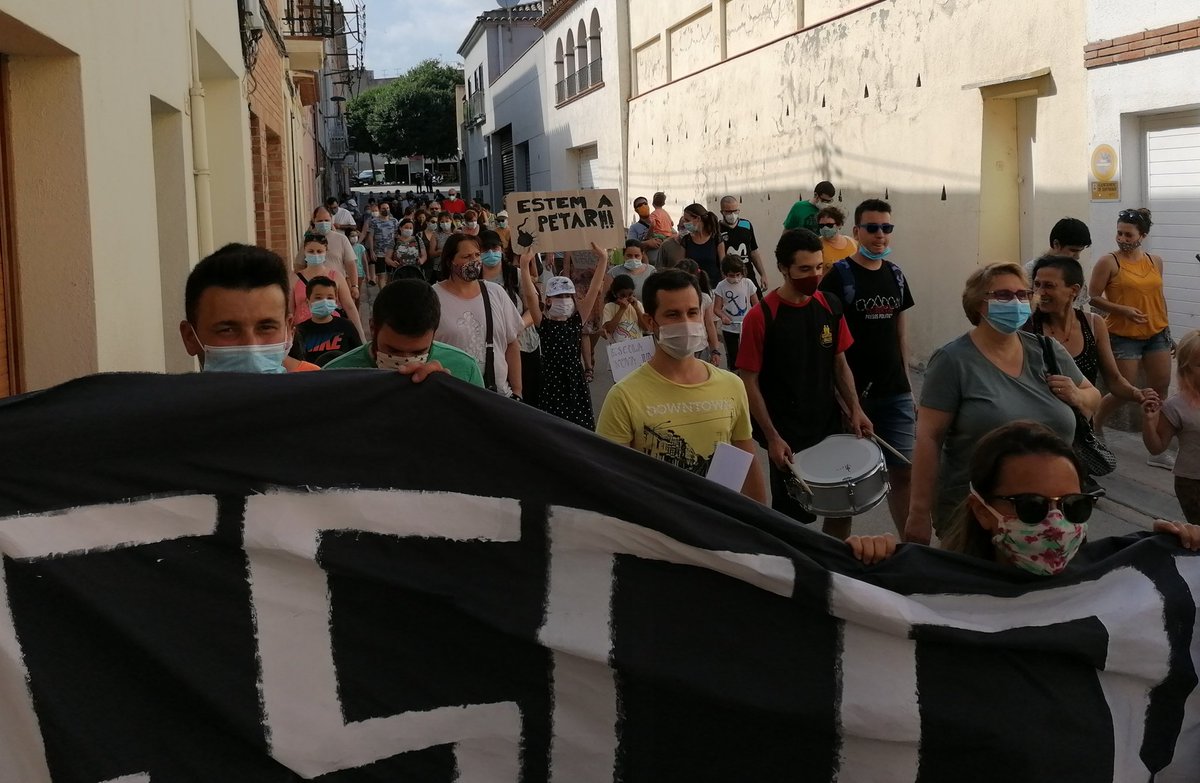 Seguirem mobilitzant-nos fins que el projecte d'una nova escola per desmassificar #CanSorts sigui una realitat! Portem 13 anys esperant!!! <a href="/educaciocat/">Educació</a> <a href="/JosepBargallo/">Josep Bargalló Valls</a> #prouexcuses #proumassificacions #NovaEscolaJa ✊✊