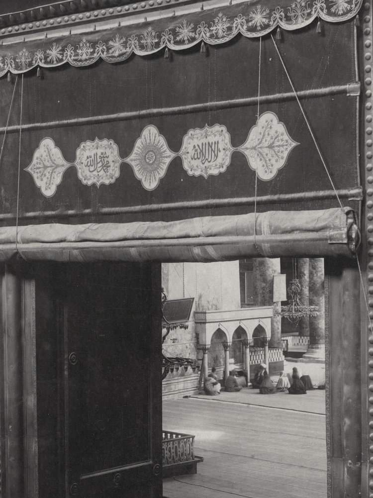 Ayasofya cemaati camisine o kadar sadıkmış ki Sultanahmet açıldığında da bölünmemişler. Boş kalan Sultanahmet'i cazip kılmak için gelecek kimselere bir çeşit pide olan fodula vaat edilmiş. Ayasofya'nın cami dönemini Tâhirü'l Mevlevî anlatıyor: