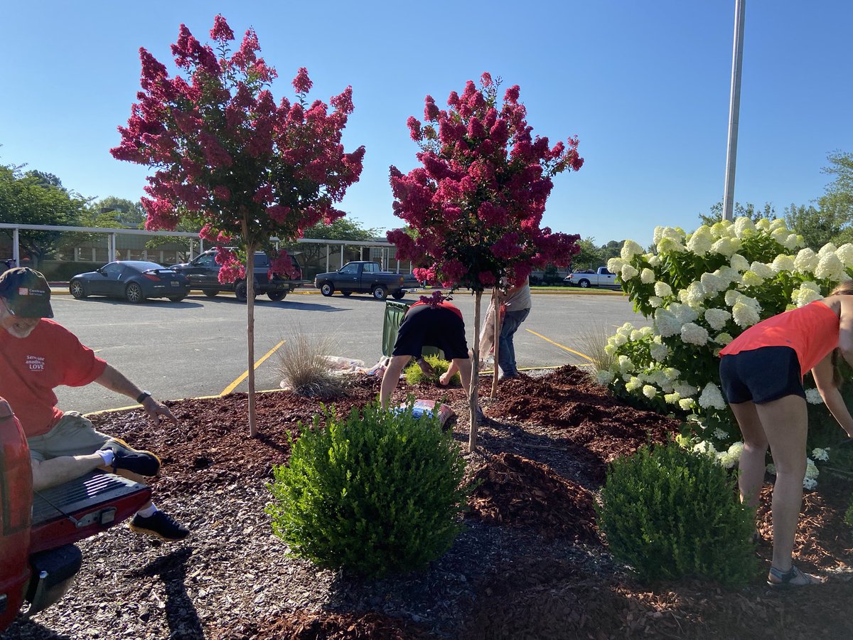 VoiceABSTrojans's tweet photo. Thank you to the Serve Day Team for spreading mulch in our flower beds & painting our Library at Crestline Elementary! #myces
@crestlinetigers
#HartselleServeDay2020 https://t.co/FNAYakfxQW