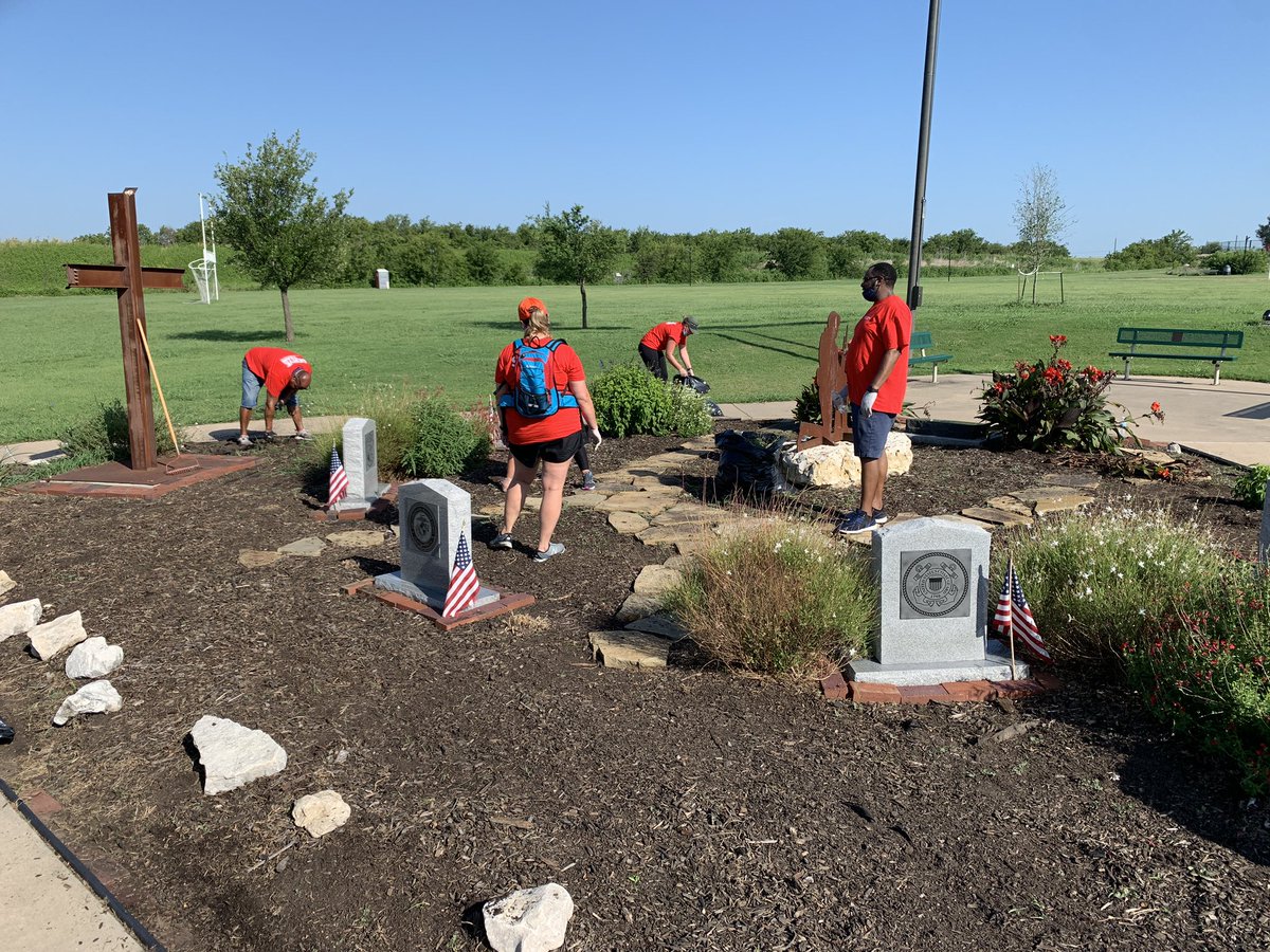 Coach_CBerry's tweet photo. @milestonechurch ‘s #ServeDay2020 cleaning up Haslet Comminity Park! Sharing the love of God thru serving others! https://t.co/rFwAC5dBNB