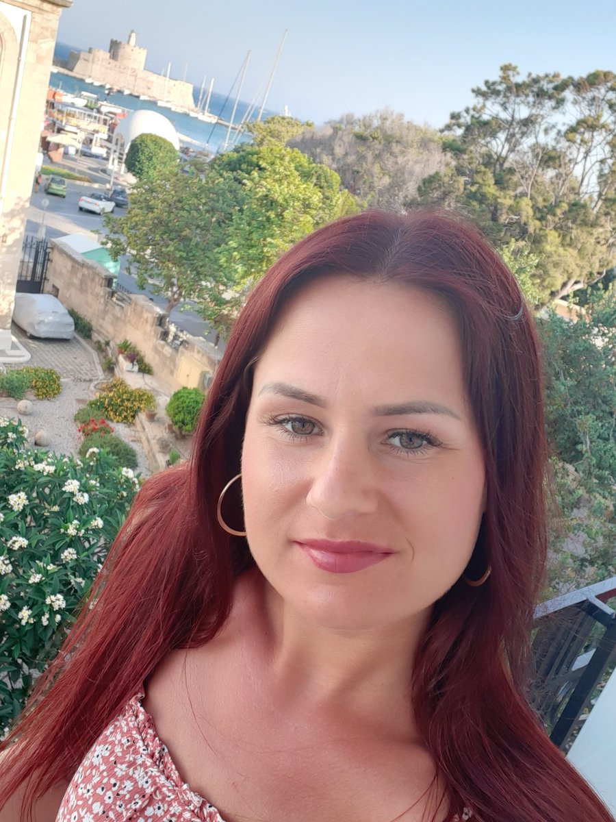 Rosaliefes's tweet photo. Hier een selfie van mij vanaf ons balkon. Echt een prefect uitzicht🥰🇬🇷🌞 #iloverhodes https://t.co/asPVde3EoD