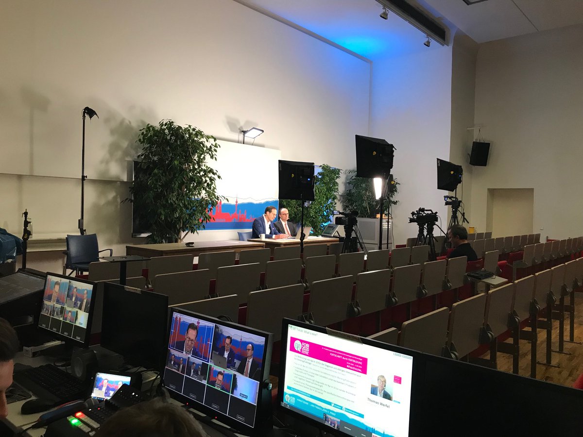 Wir sind im Endspurt der #FOBIDIGITAL! Herr Professor Lars French und Herr Professor Jörg Prinz moderieren das neue Format „What‘s New?“ live aus dem Studio. ⁦@MEventsEurope⁩ ⁦<a href="/Schoenith_Media/">Schoenith Media</a>⁩