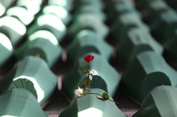 Circassianclub's tweet photo. Avrupa'nın tam ortasında, Bosna halkına yapılan soykırım, insanlık tarihine işlemiş bir lekedir. Soykırımın acısı en iyi soykırıma uğrayan milletler anlar. 
Ne yaparsanız yapın soykırımı unutmayın, unutmadık unutmayacağız. Srebrenitsa bizi artık #SrebrenitsaKatliamı #Srebrenitsa https://t.co/XB1ENtWzaH