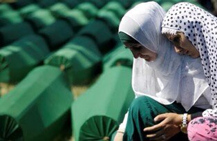 Avrupa'nın tam ortasında, Bosna halkına yapılan soykırım, insanlık tarihine işlemiş bir lekedir. Soykırımın acısı en iyi soykırıma uğrayan milletler anlar. 
Ne yaparsanız yapın soykırımı unutmayın, unutmadık unutmayacağız. Srebrenitsa bizi artık #SrebrenitsaKatliamı #Srebrenitsa