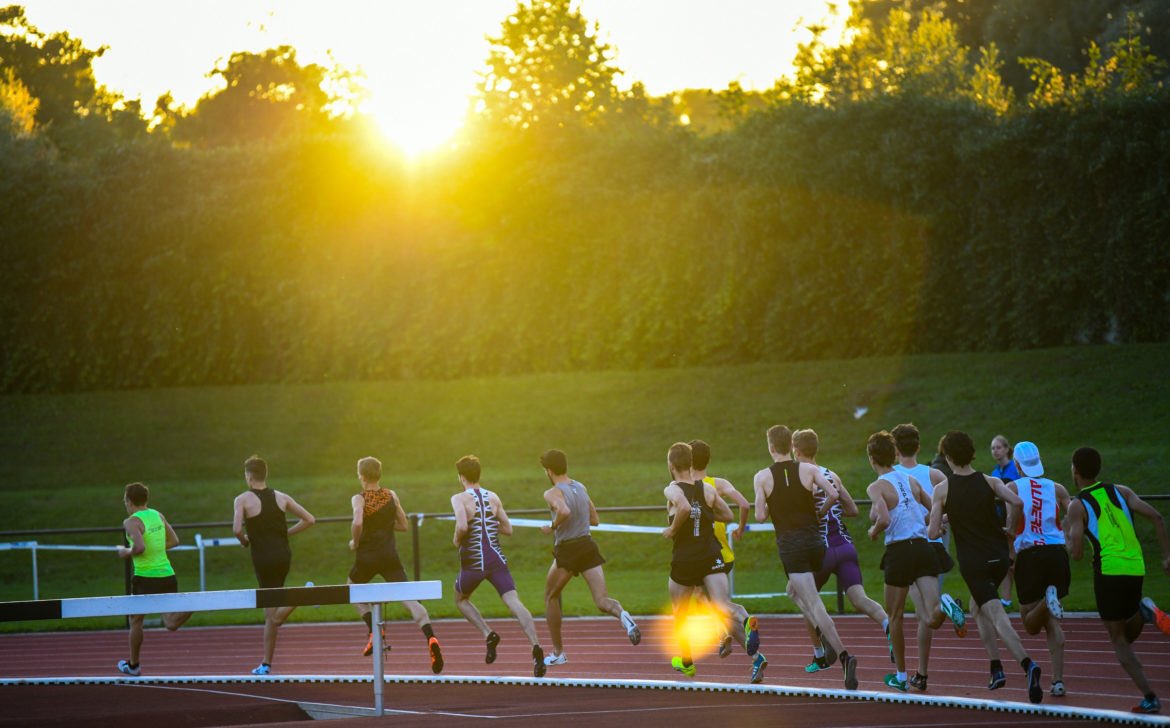 Hardloopnetwerk's tweet image. Afgelopen vrijdagavond kon en mocht er eindelijk weer een wedstrijd georganiseerd worden op de baan van Maarschalkerweerd. 

Meest opvallende prestatie van de avond was de 8.53 van Diane van Es op de 3000 meter. Alle uitslagen via hardloopnetwerk.nl/trackmeeting-u…