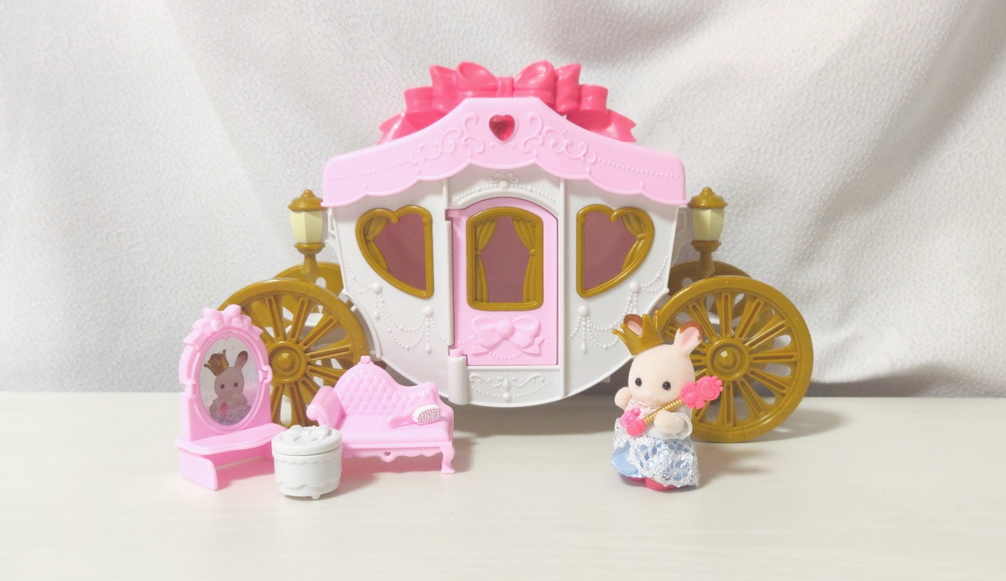 ほづみ 本日発売の プリンセスとおしゃれ馬車セット で遊んだよ これでもかというくらいラブリーを詰め込んだ感じの馬車はとってもかわいい 魔法のチカラでプリンセスになれる鏡もついてる 以前発売されたプリンセス Amp プリンスと一緒に遊んでも