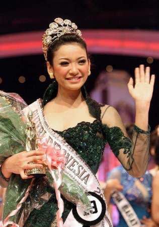 Perjalanan mahkota Puteri Indonesia berlanjut ke Jawa Tengah untuk pertama kalinya ketika Agni Pratista memenangkan Puteri Indonesia 2006. Njawani banget ya cantiknya tuh. Menjadi salah satu PI termuda yang memenangkan PI dengan usia 19 tahun. Duh aku 19 tahun lagi ngapain ya