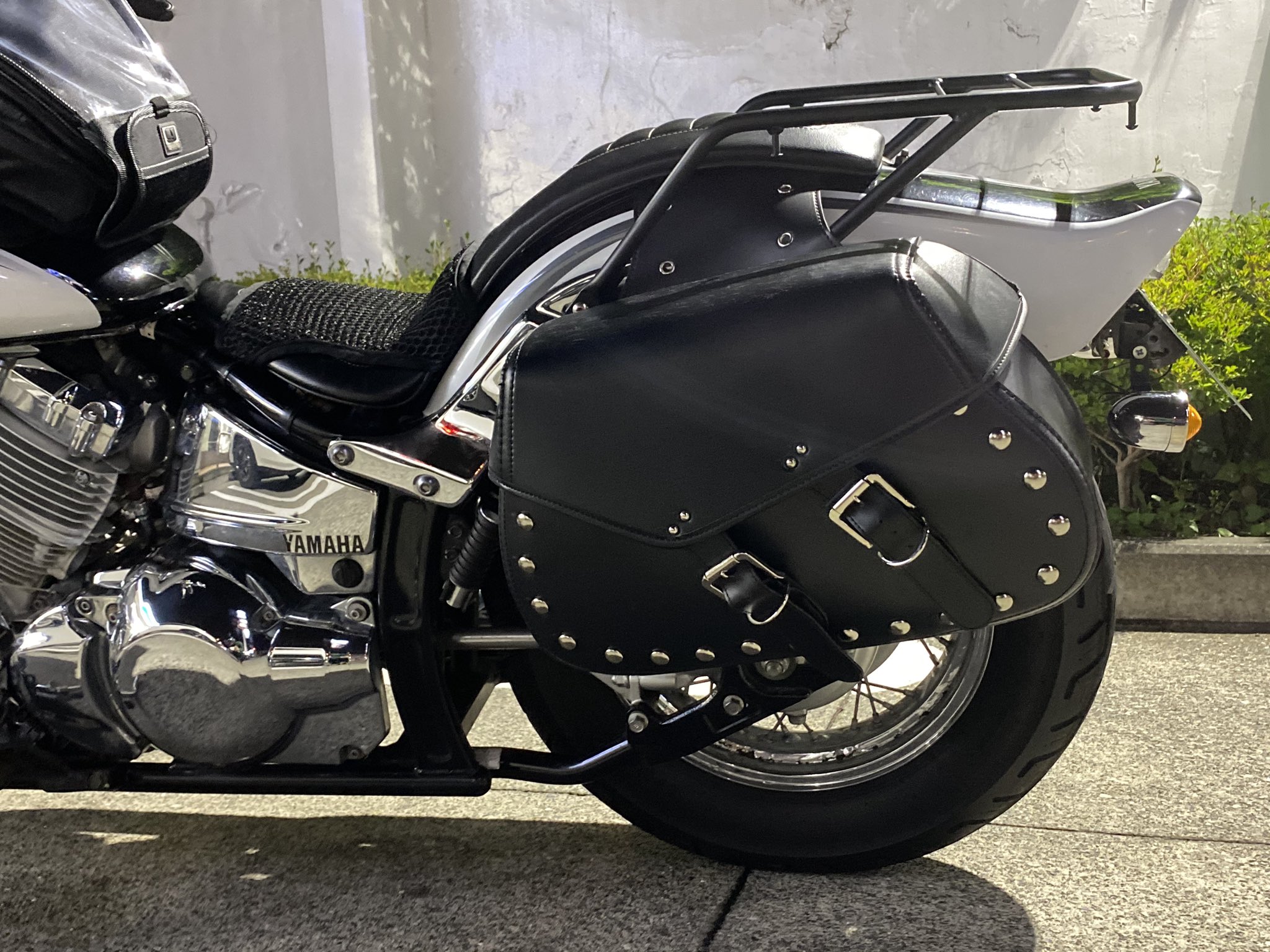 がぉーぺろ6歳djオキちゃん 昼間雨降ったりしてて夕方からしか作業入れんかったけど とうとうサイドバック付けた あとシートも少し硬くて長い時間走るとお尻痛いからメッシュのシートカバーも購入 アメリカンバイクらしくなってきたしはよ九州ツーリング