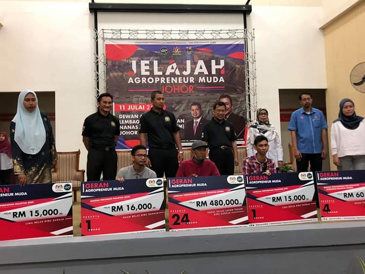 DoF_Johor's tweet photo. Johor Bahru-JAM Negeri Johor telah dirasmikan oleh Timbalan Menteri Pertanian dan Industri Makanan II yang berlangsung di Dewan Masmera LPNM. Usahawan projek IAT bimbingan DoF Johor antara penerima mock check geran bernilai RM15,000.00. 

#mydof #penerajuperikanan @DOF_Malaysia https://t.co/Y4wwp0IoBs