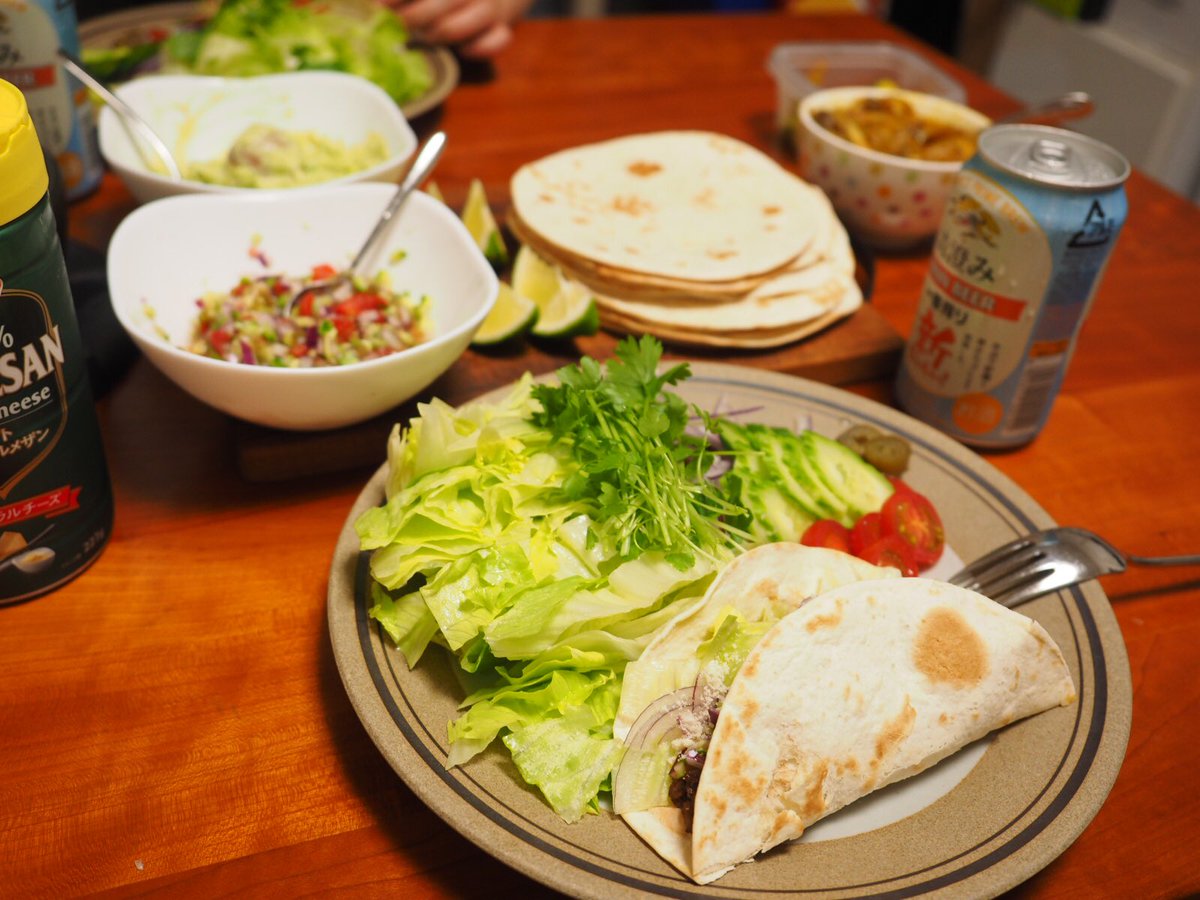 まーたろー 料理好き兼業主夫 今日の夕飯はタコパ 業務スーパーの全粒粉トルティーヤ タコミート ワカモレ サルサ メヒカーナ レタス 胡瓜 トマト 玉ねぎ セロリスプラウトのサラダ ほか 好きなものを載せて食べるタコス 手巻き寿司みたい 適当に色々 まーたろー 料理好き兼業主夫 今日の夕飯はタコパ 業務スーパーの全粒粉トルティーヤ タコミート ワカモレ サルサ メヒカーナ レタス 胡瓜 トマト 玉ねぎ セロリスプラウトのサラダ ほか 好きなものを載せて食べるタコス 手巻き寿司みたい 適当に色々