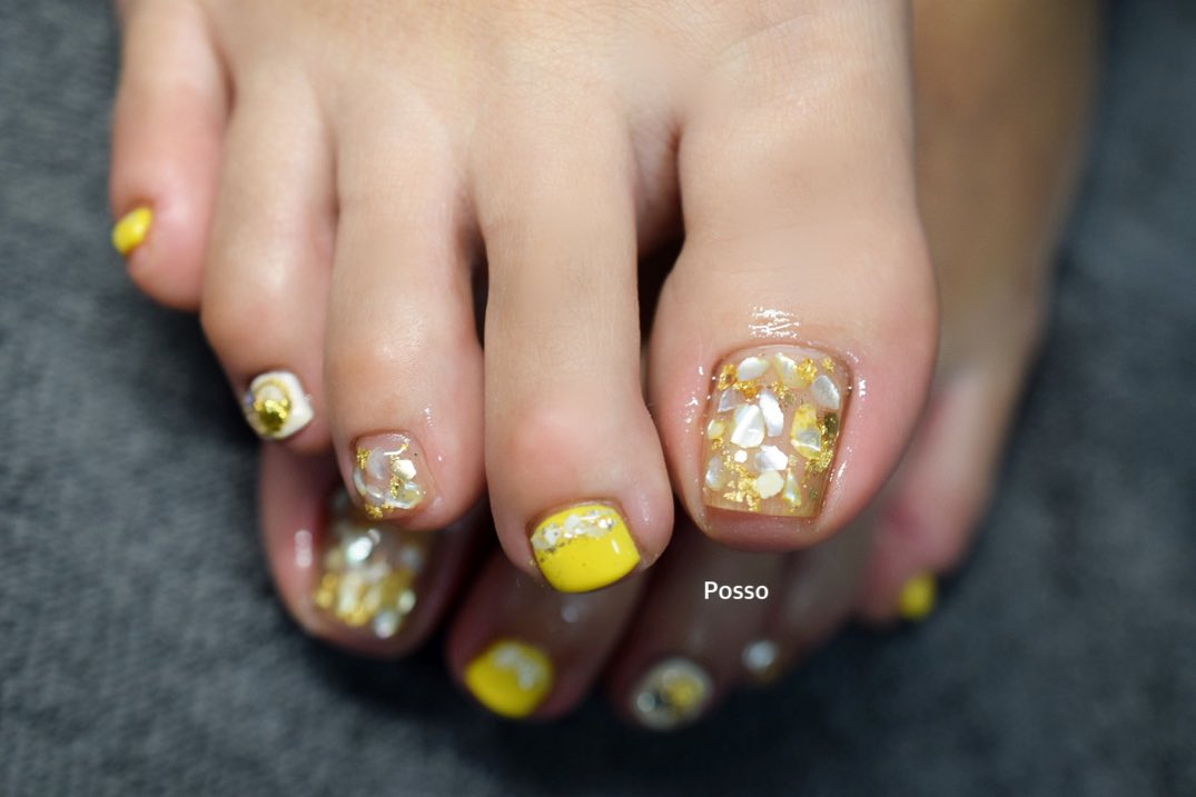 NailsalonPosso's tweet photo. #金運アップ！黄色と金色キラキラシェルネイル#footnail #nails#nailart#ネイルデザイン#手描きネイル#横浜ネイル#yokohamanailsalon#coolnails#beautyfulnail#nailsalon#nailposso#posso#フィルインネイル#自由自在ネイル#englishok#southmissourinail#元町ネイル#ishikawachonail#네일 살롱#네일 https://t.co/I9cYhuprJb