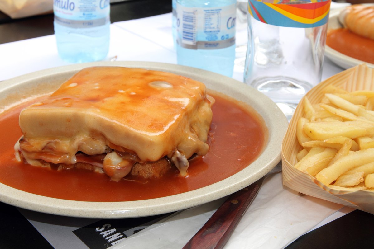 ViajeCurro's tweet photo. La francesinha es un supersandwich (así me lo introdujeron @viajes_yrutas 😅) relleno y bañado en salsa que llena de energía a cualquier viajero para recorrer y patear las calles de la bella Oporto.
#currochallenge #yoviajoconcurro @visitportugal https://t.co/2rQPc3Yrin