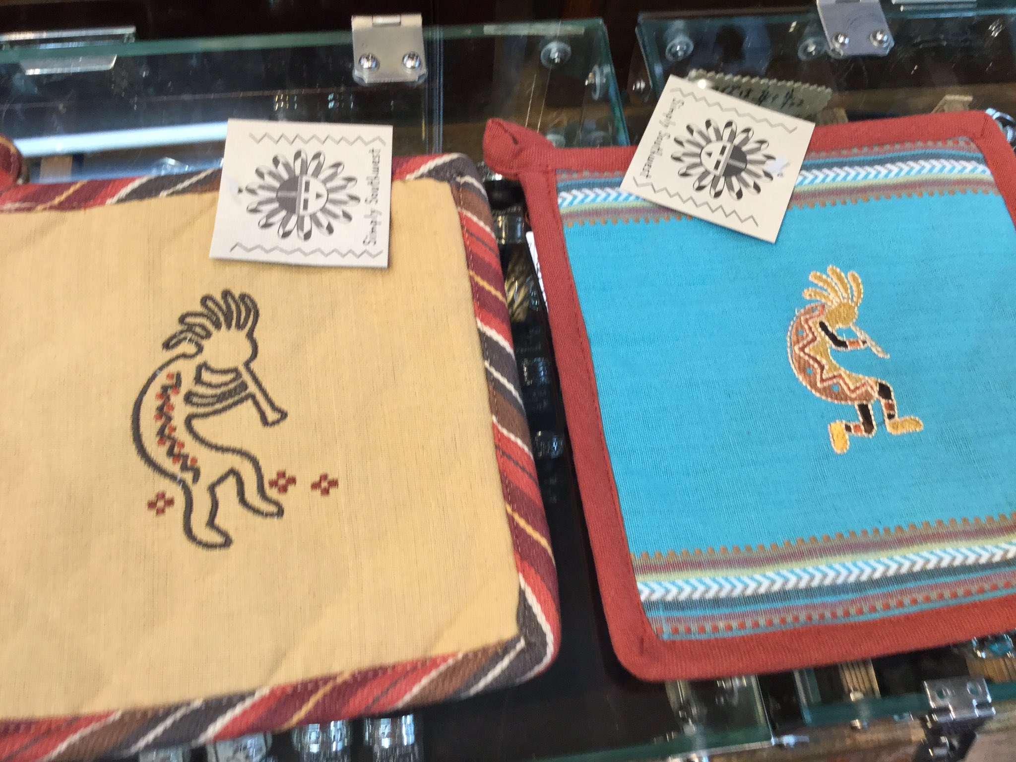 洋一 Yukawareiko 先生のkokopelliのお店のツイート楽しみにしてました 僕も１度行きましたが小さなお店ですがたくさんkokopelliやネイティブアメリカンのグッズが置いてあってとっても素敵で楽しいお店ですよね 僕もランチョンマット買いました