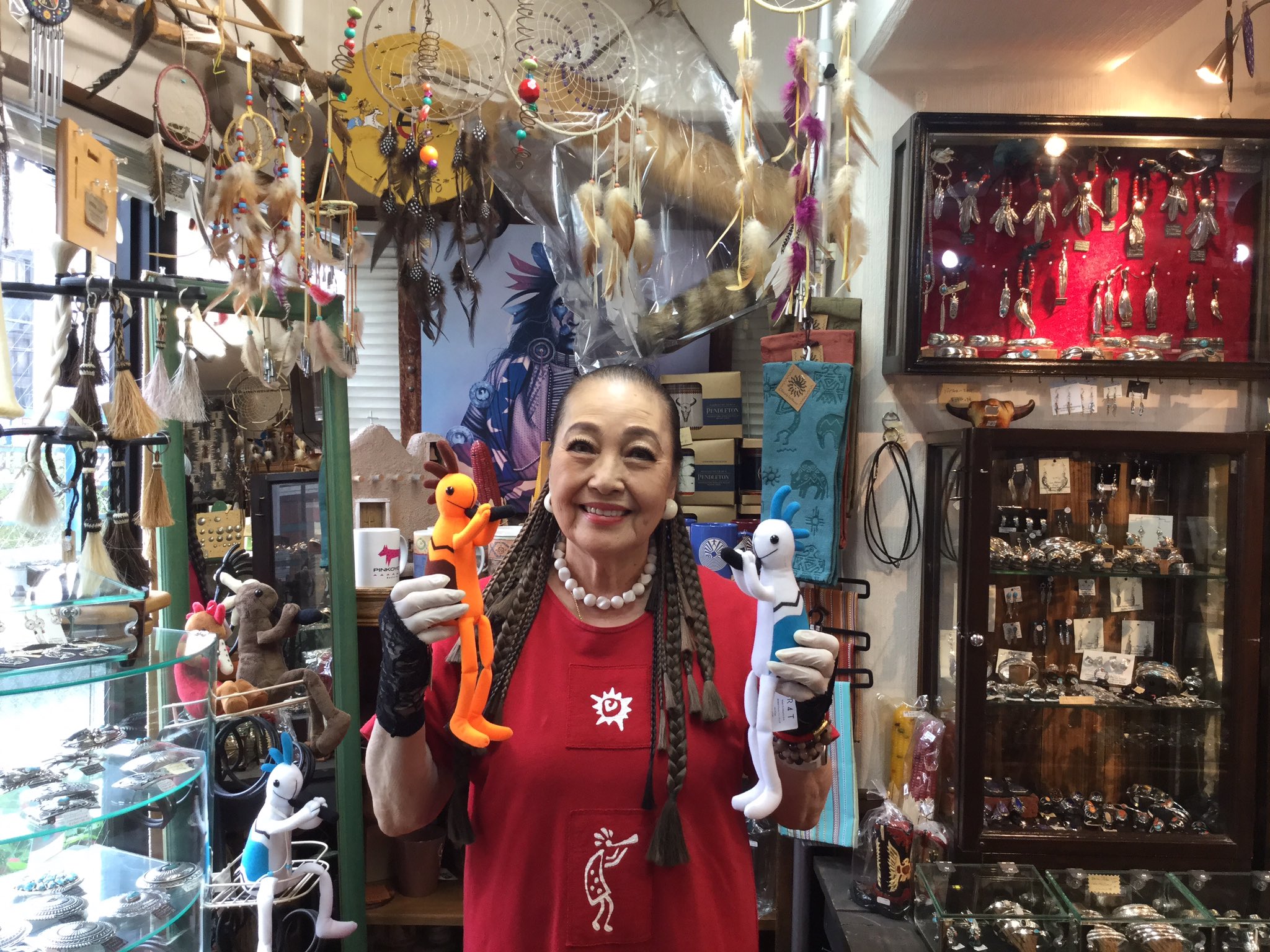 Twitter 上的 湯川れい子 町田にあるkokopelli というお店は ココペリだけではなく ネイティブ アメリカンのトルコ石とシルバーを使った装飾品や Tシャツなども置いています 私はココペリのピアスとランチオン マット お鍋掴みなどを買って いそいそと帰宅しま