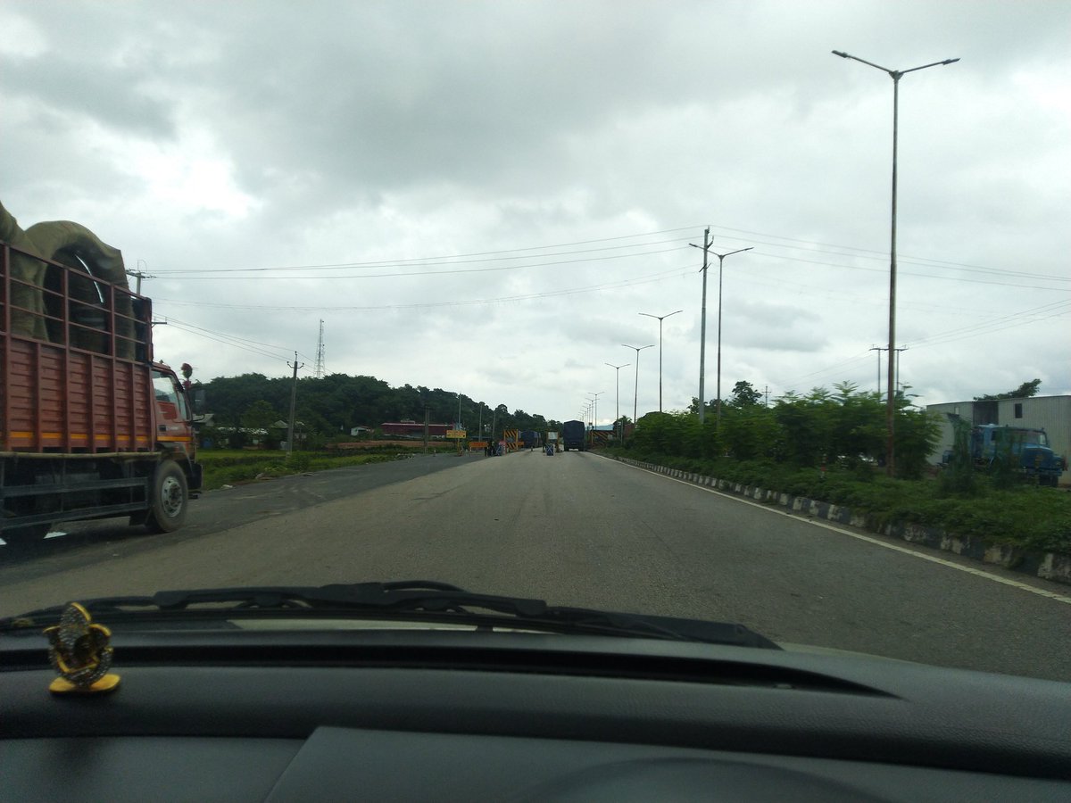 Gunjan12380698's tweet photo. No effect of #lockdown in #tollgate 
@CMOfficeAssam @assam https://t.co/Bi4VTsqa6U