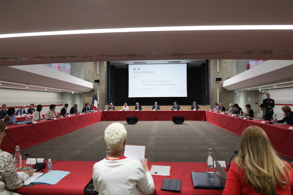 Réunion de travail des membres du Gouvernement autour du Premier ministre <a href="/JeanCASTEX/">Jean Castex</a>. La crise inédite que nous vivons appelle notre mobilisation totale sur le terrain aux côtés des élus locaux et des professionnels, des entrepreneurs et des salariés pour accompagner la relance.