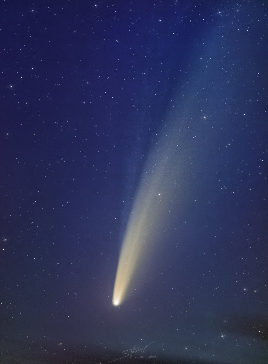 SeVoSpace's tweet image. Just a single frame and the stacked version of 101 frames.

#neowise #comet #tail #sky #astronomy