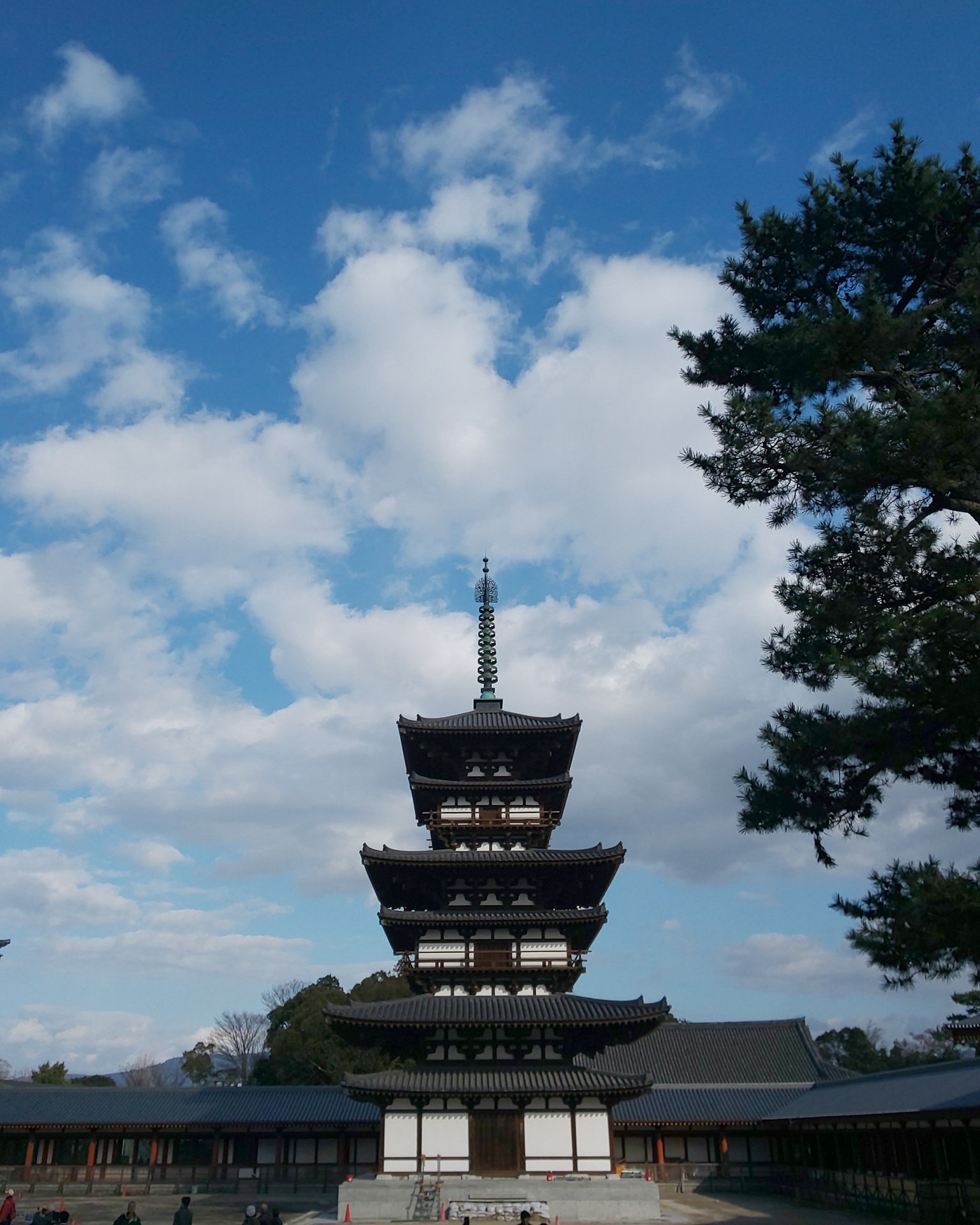 高次喜勝 薬師寺 電話で問合せ お宅の五重塔はいつから三重塔になったんですか 裳階があるので6層に見えますが 三重塔です 解体修理で変わったんですか いえ ずっと三重塔です もう一度言います 三重 高次喜勝 薬師寺 電話で問合せ お宅の五重塔はいつから三重塔になったんですか 裳階があるので6層に見えますが 三重塔です 解体修理で変わったんですか いえ ずっと三重塔です もう一度言います 三重