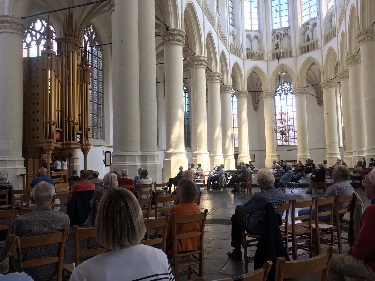 Veel belangstelling voor het eerste promenadeconcert van het seizoen op ‘Father’ Willis door Jan Pieter Lanooy.