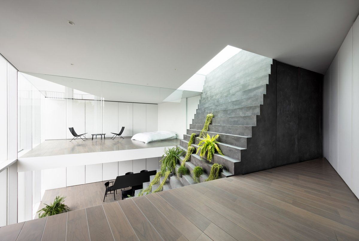 dezeen's tweet image. A huge faux staircase interrupts the floor plan of this house in Tokyo: at.dezeen.com/2whr5Jk