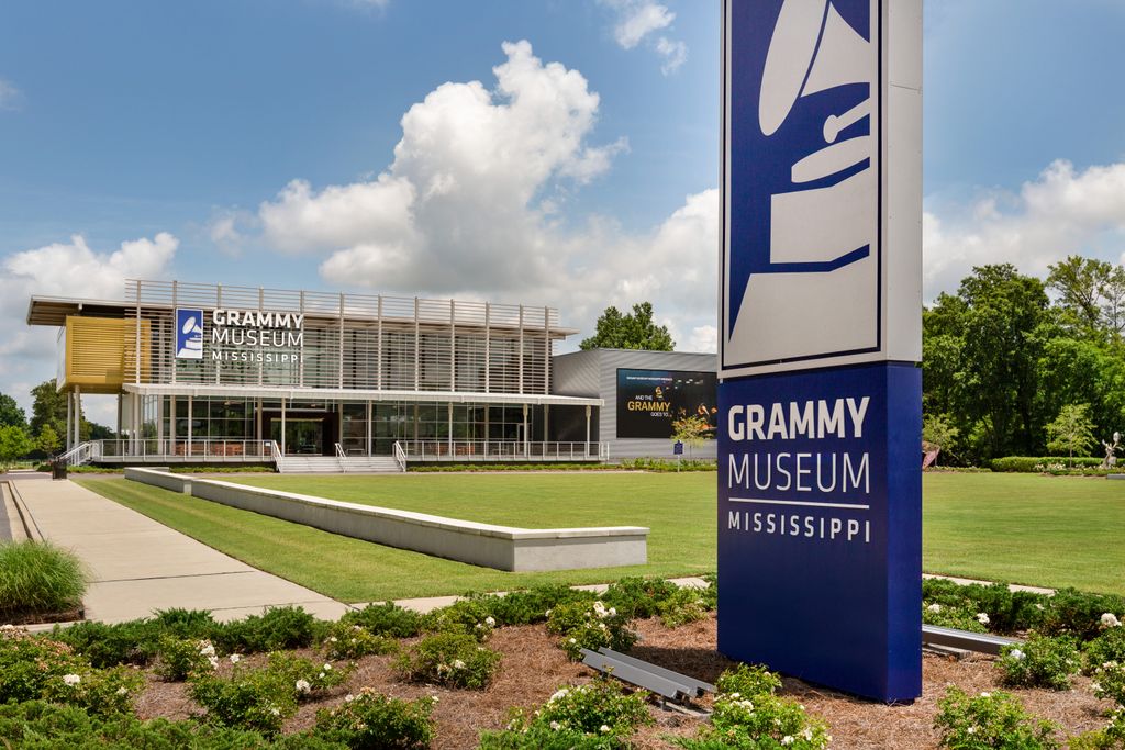 Cottonhouse_cl's tweet photo. Saturdays should be spent exploring! Dive into the Delta's musical past at the @grammymuseumms while you're here 🎤 
.⠀
#delta #visitcleveland #clevelandms #hotel #cottonhousecleveland #mississippidelta #marriott #marriottbonvoy #tributeportfolio #southernlivinghotelcollection https://t.co/OZVeRAlPc2