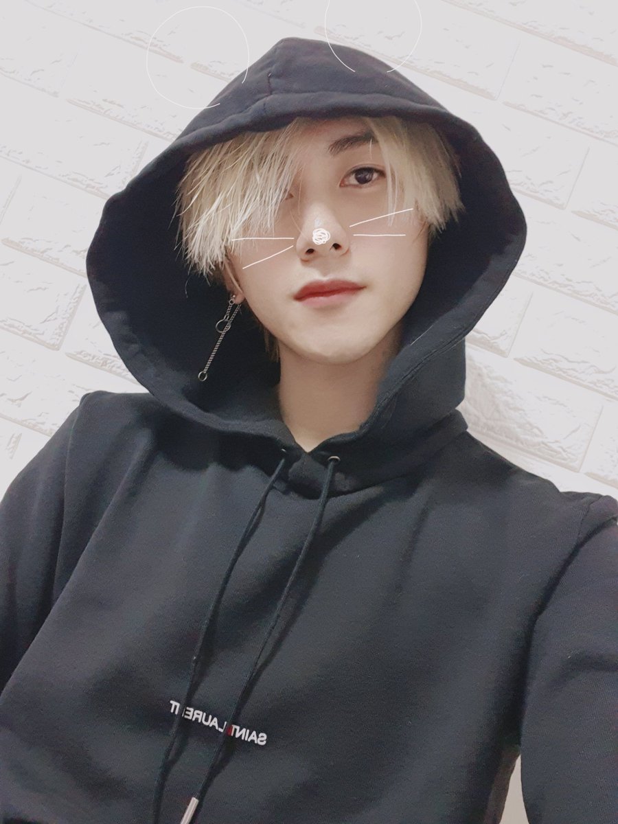 TARGET7_K's tweet image. #로이 데뷔 900🎉✨!!
여러분.. 벌써 저희가 데뷔한지 900일이래요...
어머낫... 빠르닷 ㅋㅋ
아름답고 소중한 추억들을 많이 만들어주셔서 감사합니닷!!🥺 우리 워니 최고💕
앞으로도 함께해요 ㅎㅎ

🤣과거 사진 모은 건데 이렇게 보니 그냥 머리 변천사 ㅋㅋ