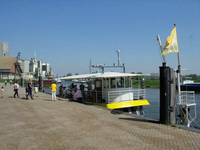 Bijl01's tweet photo. We varen zondag 12 juli van #Wageningen tot aan het sluis/stuwencomplex bij #Driel.  Vertrek: 14:00 uur. Eindtijd: omstreeks 16:00 uur. zie https://t.co/UpvOFuCLWZ. https://t.co/Dm5lQF37th