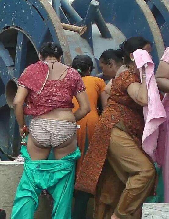 Desi big gand local girls aunties moti big gaand pictures. 